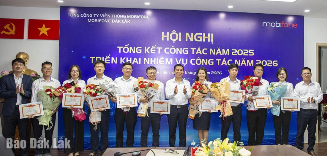 Mr. Bui Chi Tue, Director of MobiFone Dak Lak, presented certificates of commendation to individuals with outstanding achievements.