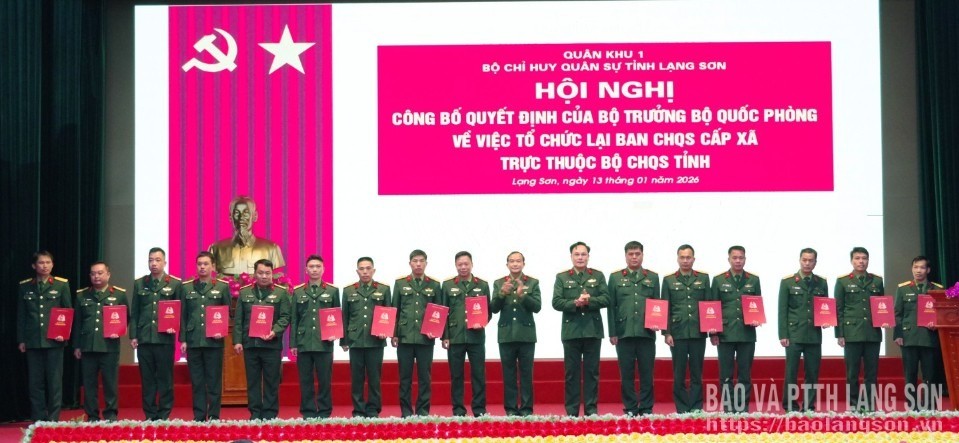 省軍司令官は、コミューン/区軍司令官の地位に任命された将校たちに任命決定を提示した。