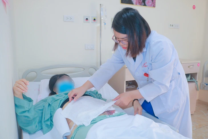 Donna in condizioni critiche dopo liposuzione addominale, trapianto di grasso al viso e trapianto di grasso ai glutei - Foto 1. hút mỡ - Ảnh 1.
