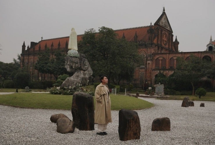 L'entrée et l'architecture caractéristique des murs en briques rouges du monastère de Chau Son.