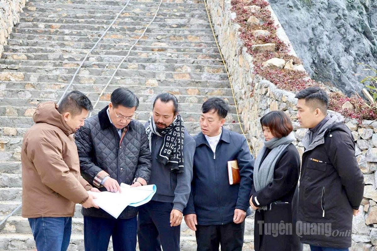 Il compagno Nguyen Tien Dung, segretario del Comitato del Partito e presidente del Consiglio popolare del comune di Dong Van, ispeziona le principali attrazioni turistiche del comune.