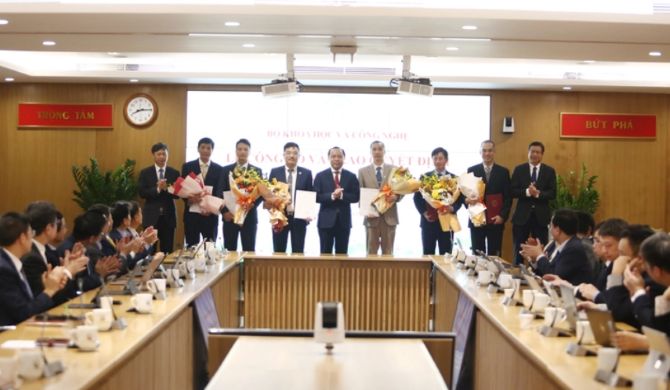 ヴー・ハイ・クアン常任副大臣、レ・スアン・ディン副大臣、ホアン・ミン副大臣が、任命決定を受けた職員らと記念撮影を行っている。写真:科学技術コミュニケーションセンター Thứ trưởng Thường trực Vũ Hải Quân, Thứ trưởng Lê Xuân Định và Thứ trưởng Hoàng Minh chụp ảnh lưu niệm với các cán bộ được nhận quyết định. Ảnh: Trung tâm Truyền thông KH&CN.