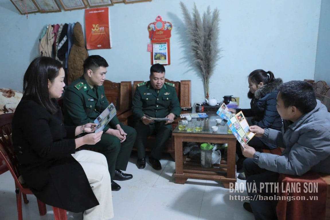 Cán bộ Đồn biên phòng Cửa khẩu Chi Ma tuyên truyền hoạt động của lực lượng đến người dân