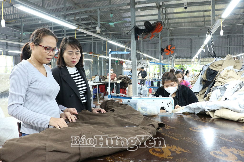 ドンクオン村女性協会会員のレ・ティ・トゥ・トゥイさんの家族が所有する衣料品工場は、多くの地元労働者に安定した雇用を提供している。