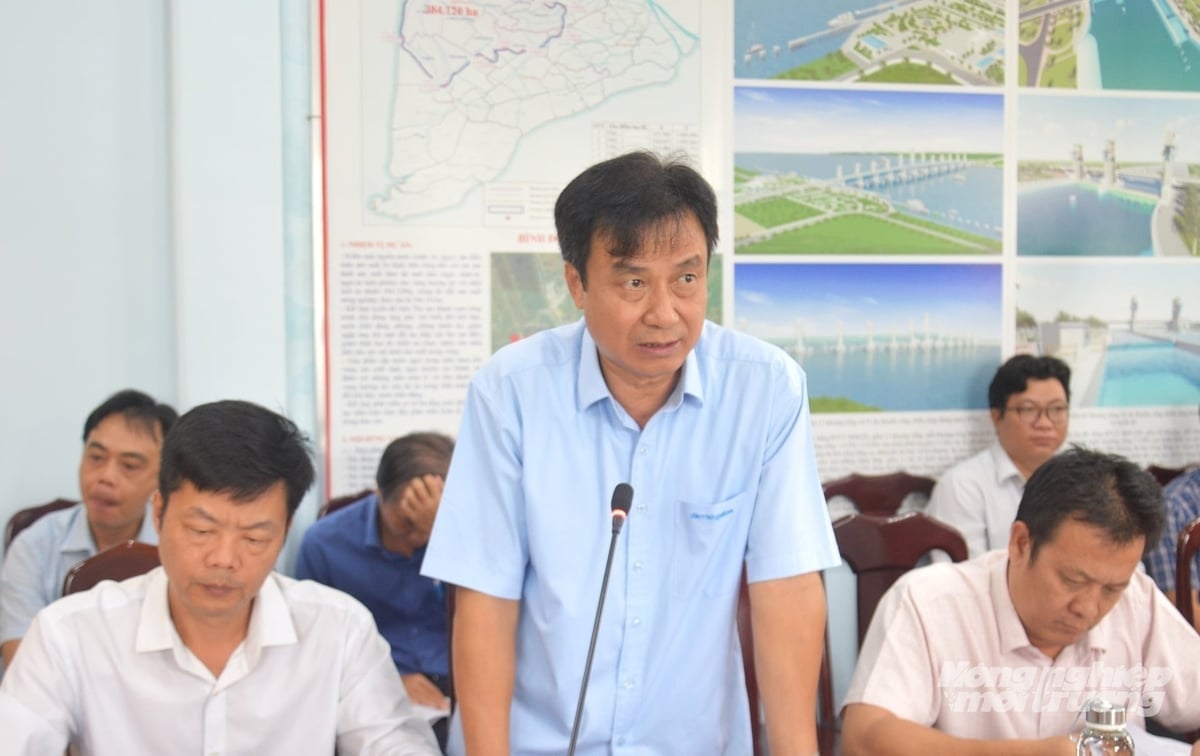 Ông Lê Tự Do, Phó Tổng Giám đốc Công ty TNHH MTV Khai thác Thủy lợi miền Nam báo cáo kết quả vận hành các công trình thủy lợi vùng ĐBSCL do đơn vị được giao quản lý, khai thác. Ảnh: Trung Chánh.
