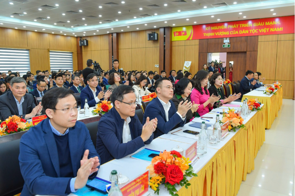 Gouverneurin Nguyen Thi Hong nahm an der Konferenz über die Umsetzung der Bankaufgaben in der Region 6 für das Jahr 2026 teil. Thống đốc Nguyễn Thị Hồng dự Hội nghị triển khai nhiệm vụ ngân hàng khu vực 6 năm 2026