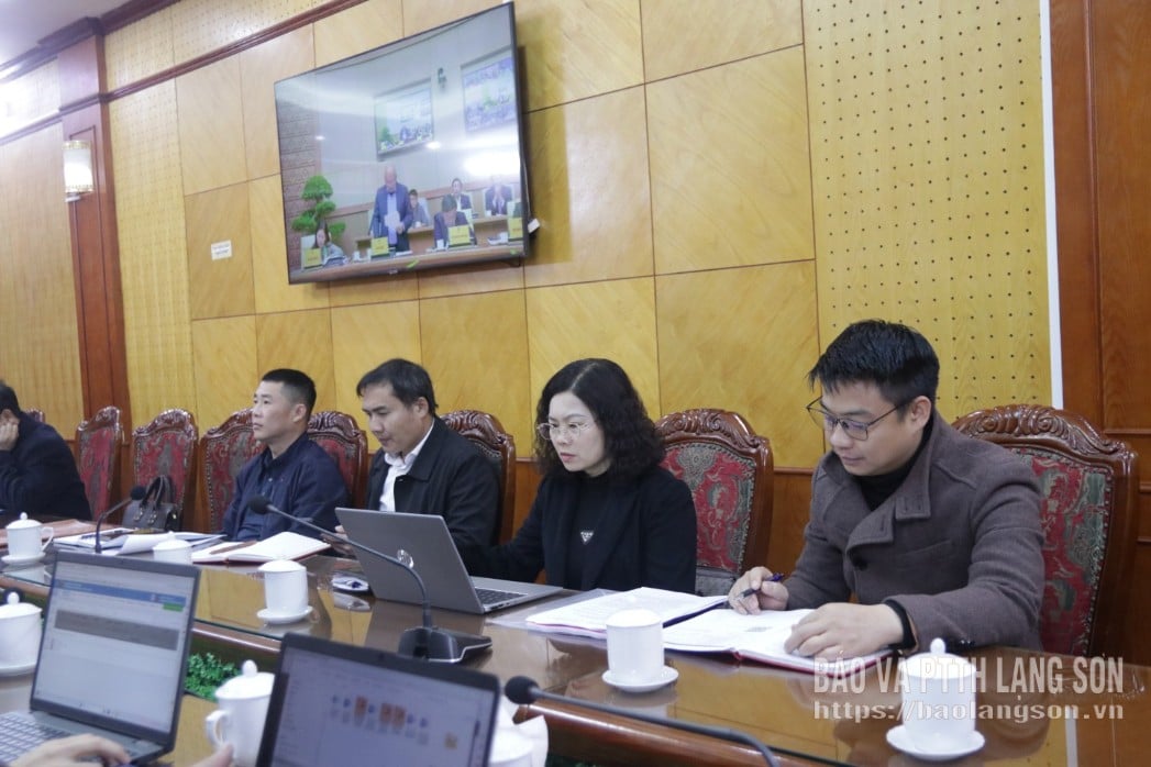 Các đại biểu dự hội nghị tại điểm cầu Lạng Sơn nghiên cứu tài liệu hội nghị