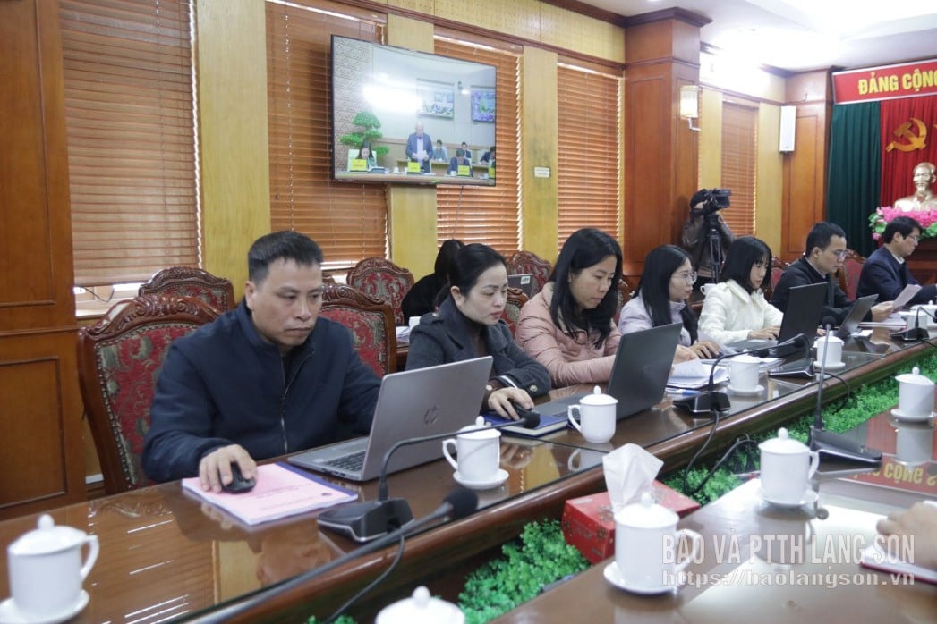 Các đại biểu dự hội nghị tại điểm cầu Lạng Sơn theo dõi số liệu được công bố tại hội nghị&nbsp;