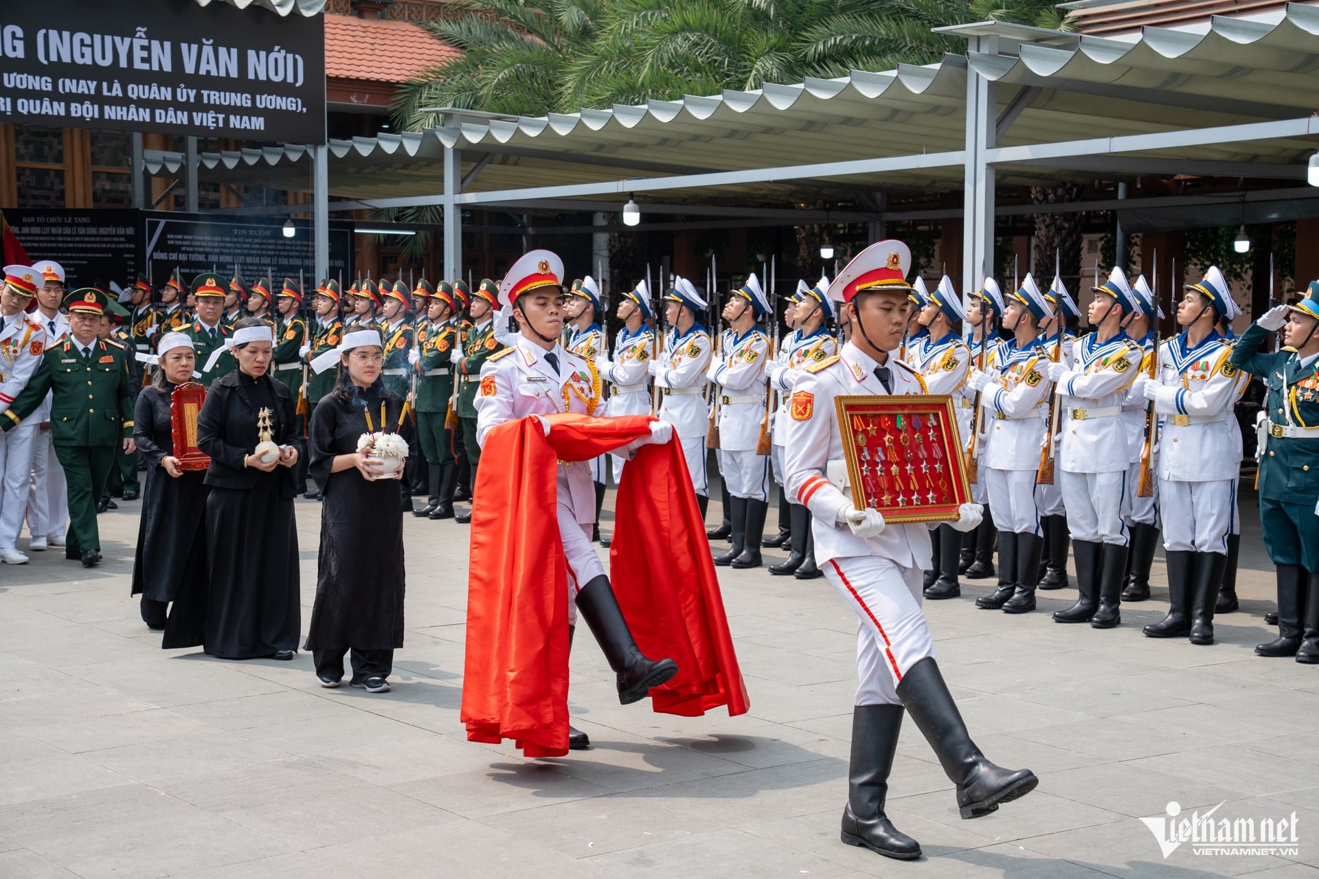 W-Funerali del generale Le Van Dung Tuan Hung 49.jpg