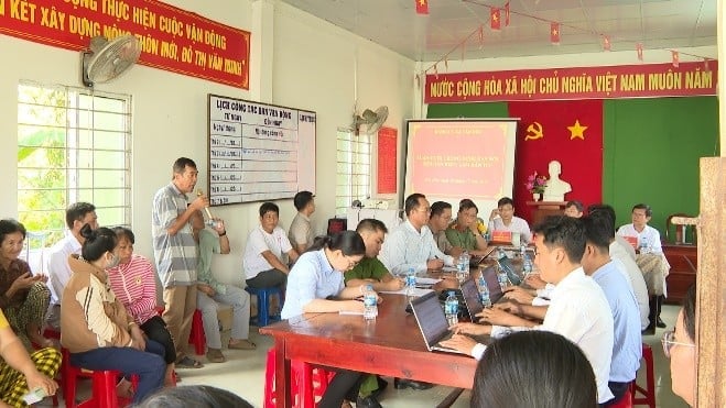 A public outreach event, part of the Buổi tiếp xúc nhân dân trong khuôn khổ mô hình 'Tuần cuối tháng nghe dân nói, nói dân hiểu, làm dân tin' được tổ chức tại xã Tân Hòa, TP Cần Thơ. Ảnh: Hữu Toàn.