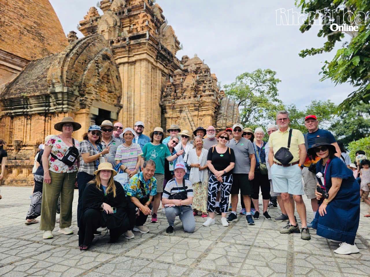 Du khách tham quan Khu di tích Tháp Bà Po Nagar