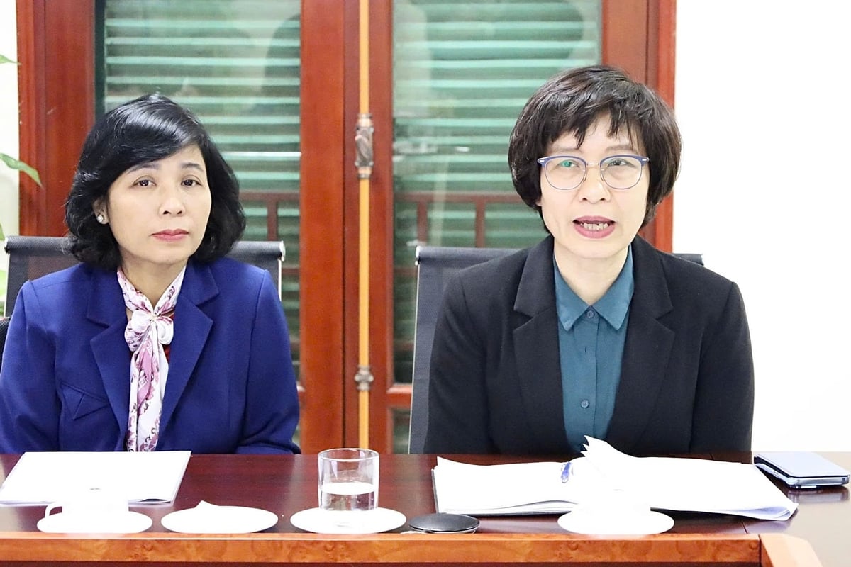 Bà Trần Thị Xuân Oanh, Trưởng ban Ban Á - Phi, Liên hiệp các tổ chức hữu nghị Việt Nam (bên phải), đóng góp ý kiến về việc đổi mới phương thức hoạt động, lồng ghép xúc tiến thương mại trong các sự kiện ngoại giao. Ảnh: Hồng Ngọc.