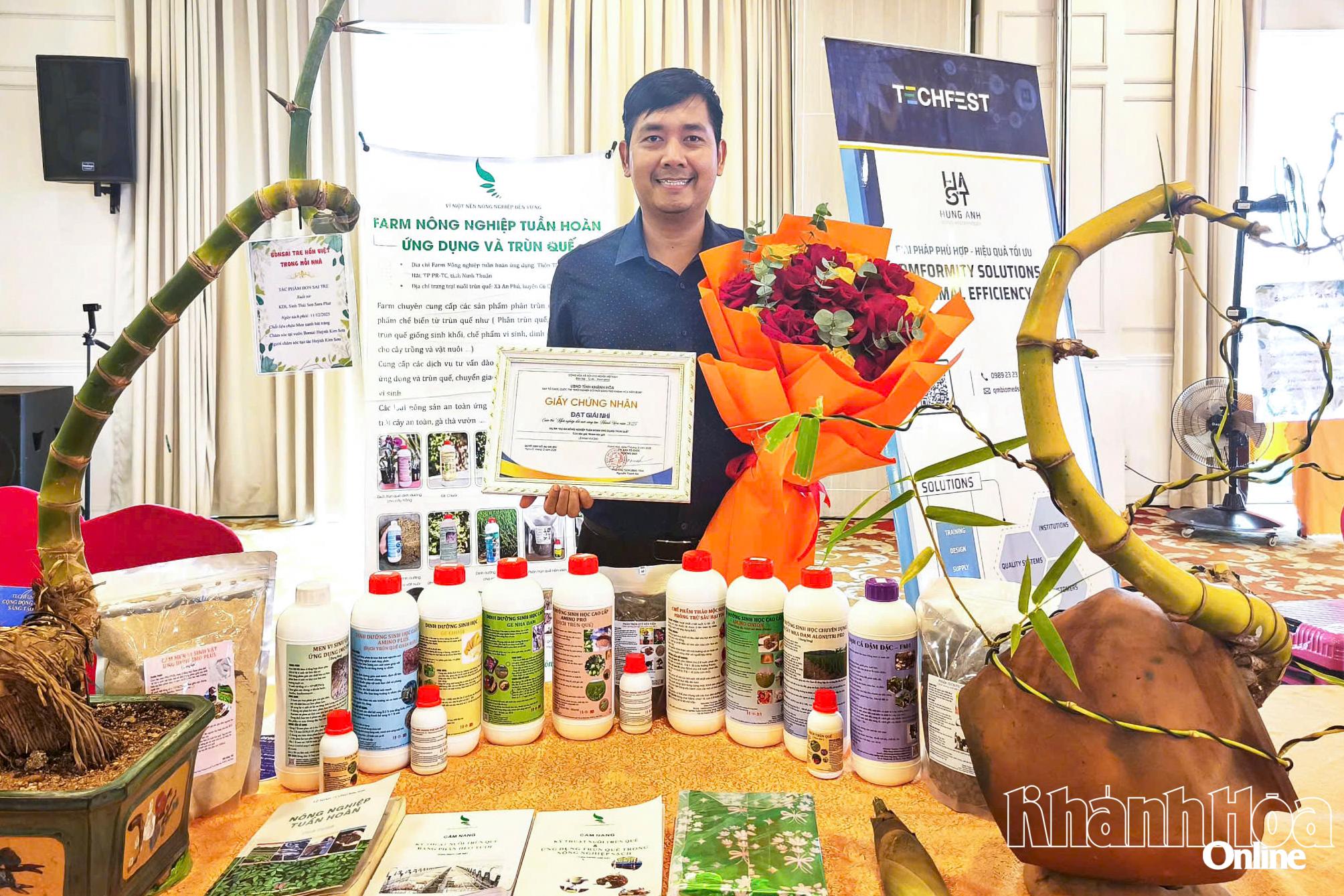 Lê Minh Vương và gian hàng trưng bày sản phẩm tại Hội nghị tổng kết 
và trao giải cuộc thi Khởi nghiệp đổi mới sáng tạo Khánh Hòa năm 2025.
