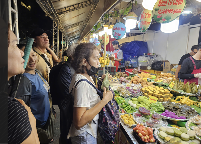 La Asociación de Turismo de Ciudad Ho Chi Minh supervisa la seguridad alimentaria durante el Festival de Comida - Foto 2.