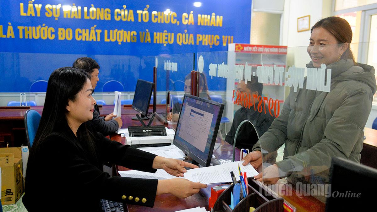 Cán bộ Trung tâm 
phục vụ hành chính công 
xã Vĩnh Tuy tiếp nhận
hồ sơ giải quyết thủ tục
hành chính cho người dân.
