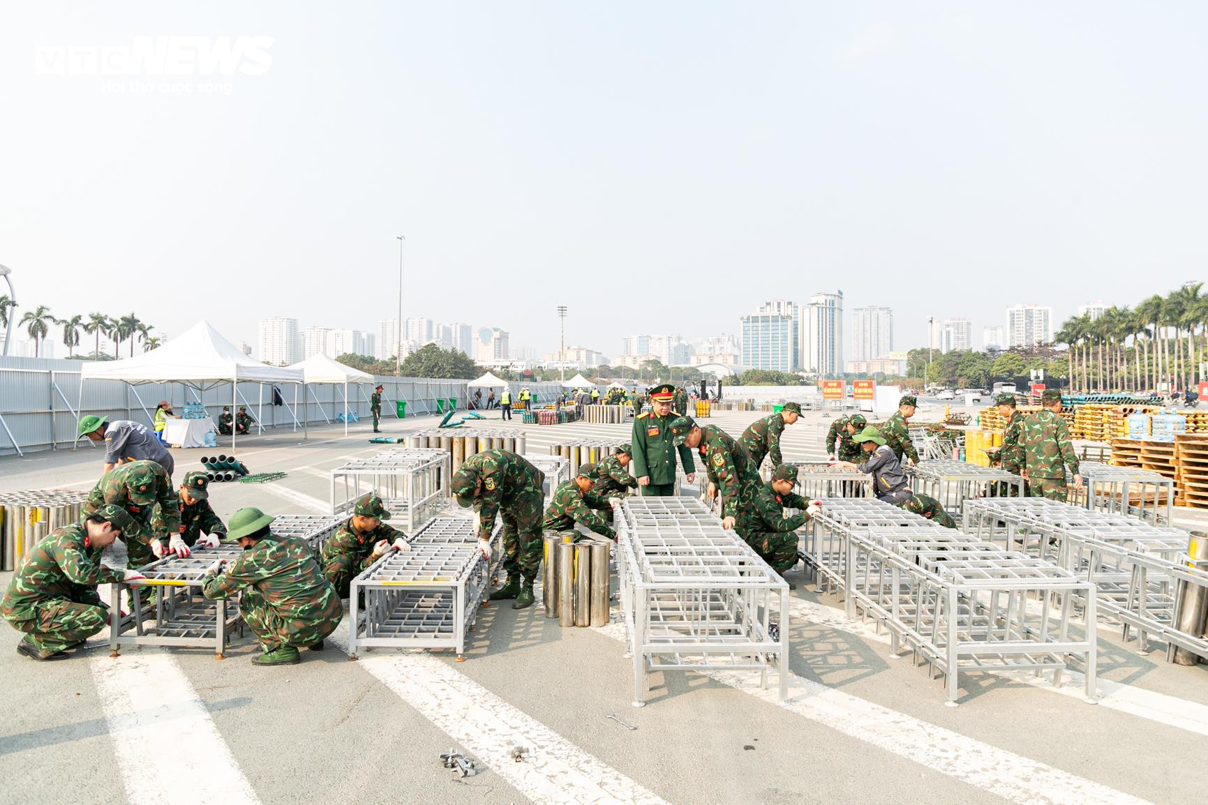 According to observations by VTC News reporters, on January 14th, a series of specialized technical equipment for fireworks displays was assembled and installed on Le Duc Tho Street (in front of My Dinh Stadium, Tu Liem Ward, Hanoi).