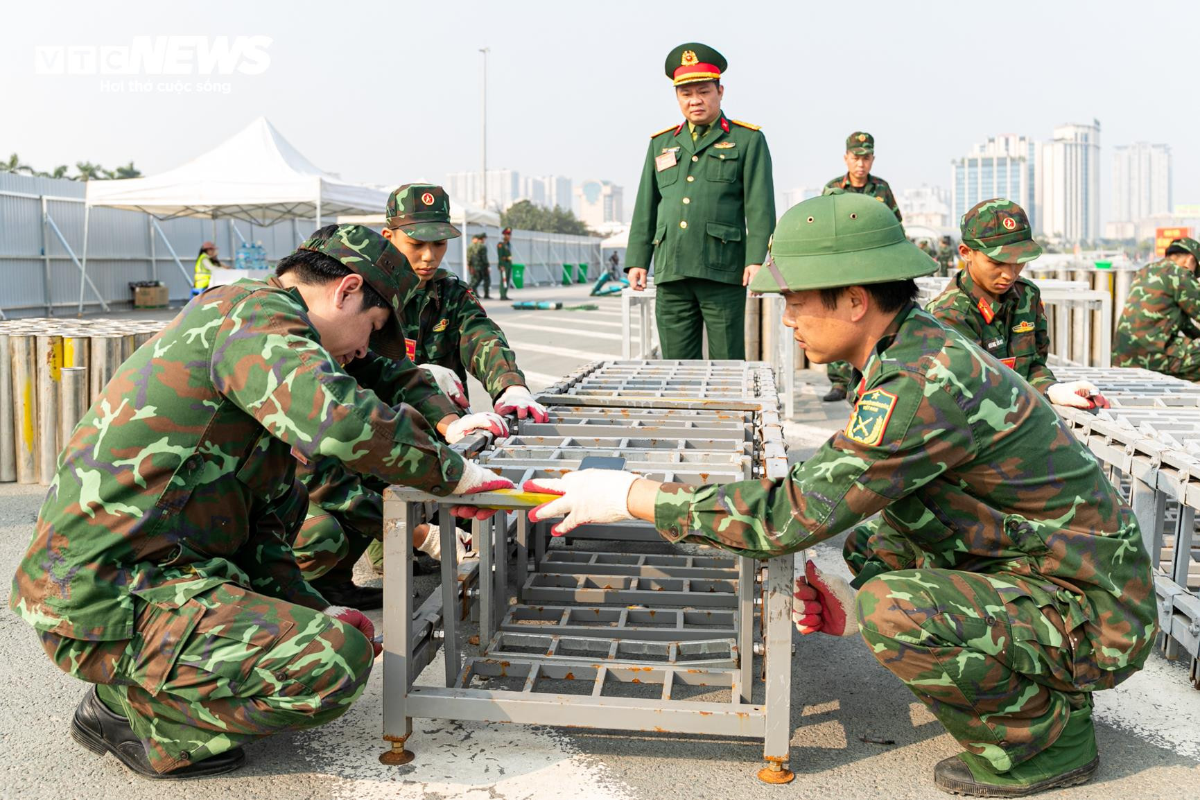 Authorities are urgently completing the installation of the fireworks display, securing the frame, and arranging the firing positions according to the approved plan. The fireworks launch area has been cordoned off and strictly controlled to ensure absolute safety.