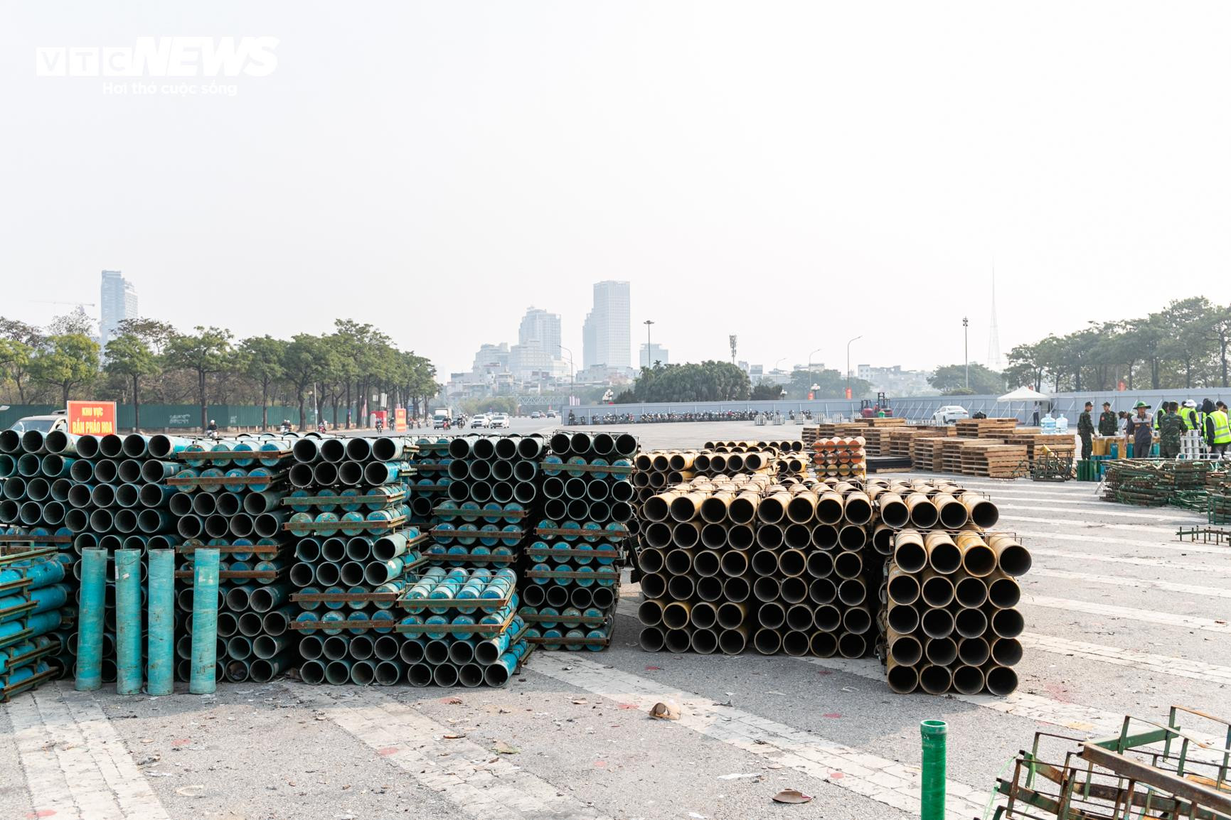 Specialized technical equipment for the fireworks display has been assembled in the Le Duc Tho street area.