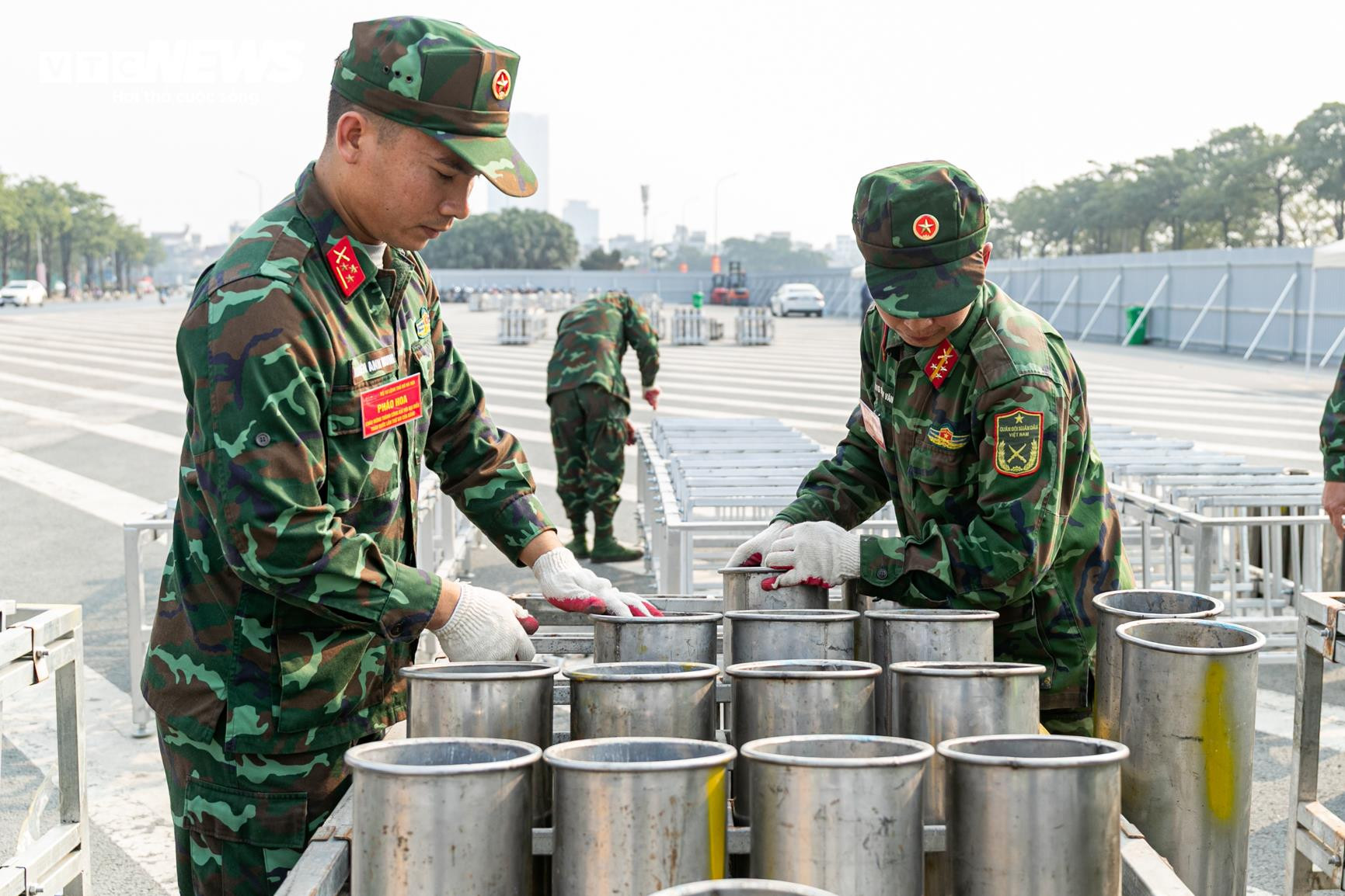 According to the plan, the total number of fireworks to be used includes 4,600 high-altitude fireworks, 950 various types of fountain displays, and 4,400 pyrotechnic fireworks tubes.
