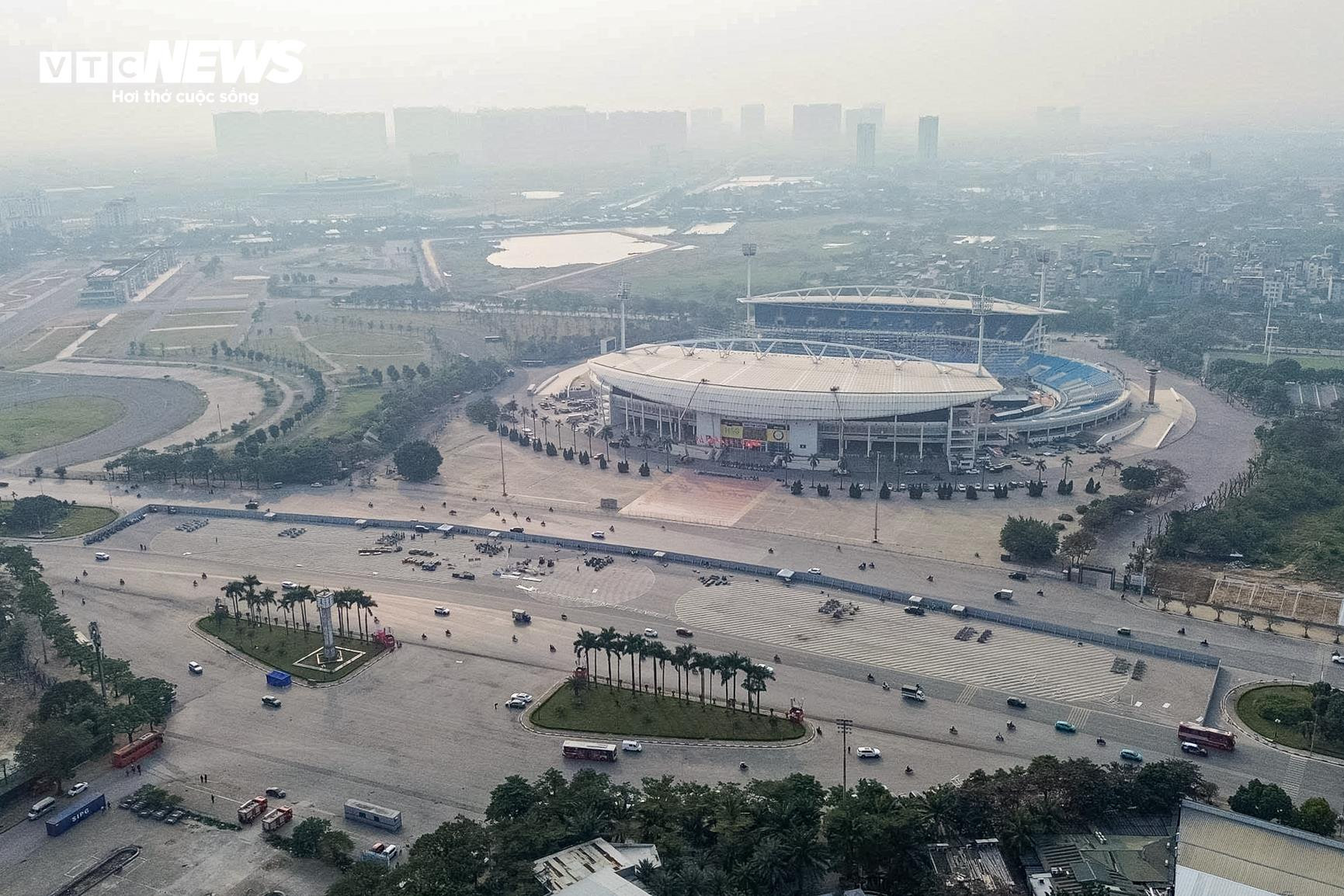 The fireworks display was set up in the area of ​​My Dinh National Stadium; specifically, pyrotechnic fireworks were installed on the roof and on both sides of grandstand B, while high-altitude explosive fireworks were positioned from halfway down Le Duc Tho Street, past the clock tower to the open field in front of the Aquatic Sports Palace, Tu Liem Ward.