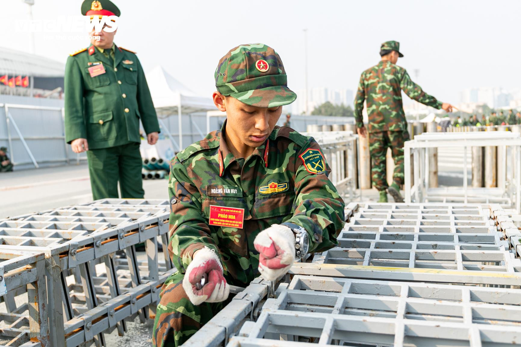 The Hanoi People's Committee has assigned the Hanoi Capital Command to coordinate with relevant agencies of the Ministry of National Defense to assess the results of inspections and evaluations to ensure compliance with technical standards, regulations, types, brands, country of origin, year of manufacture, and expiration dates for imported fireworks; and to ensure that foreign experts and other forces participating in the fireworks display are adequately qualified.