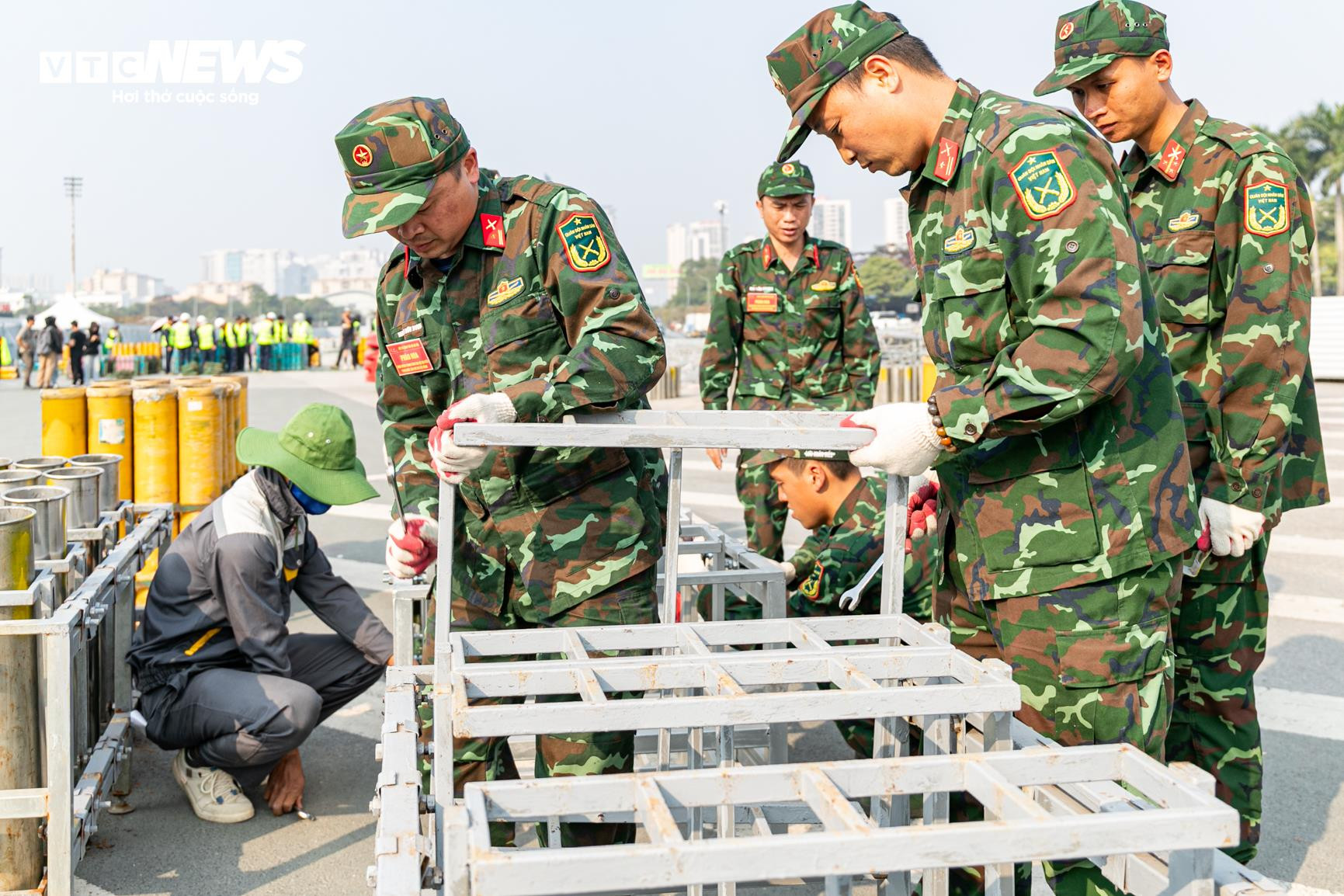 The Hanoi City Police Department is in charge of developing plans and strategies to ensure security, social order, and traffic safety; focusing on guiding and organizing traffic flow around the fireworks display area, facilitating access for vehicles carrying fireworks and technical equipment to the site. The fireworks display is expected to create an impressive highlight, concluding the evening's artistic performance with dazzling images, spreading a message of faith, aspirations for development, and a bright future for the country.