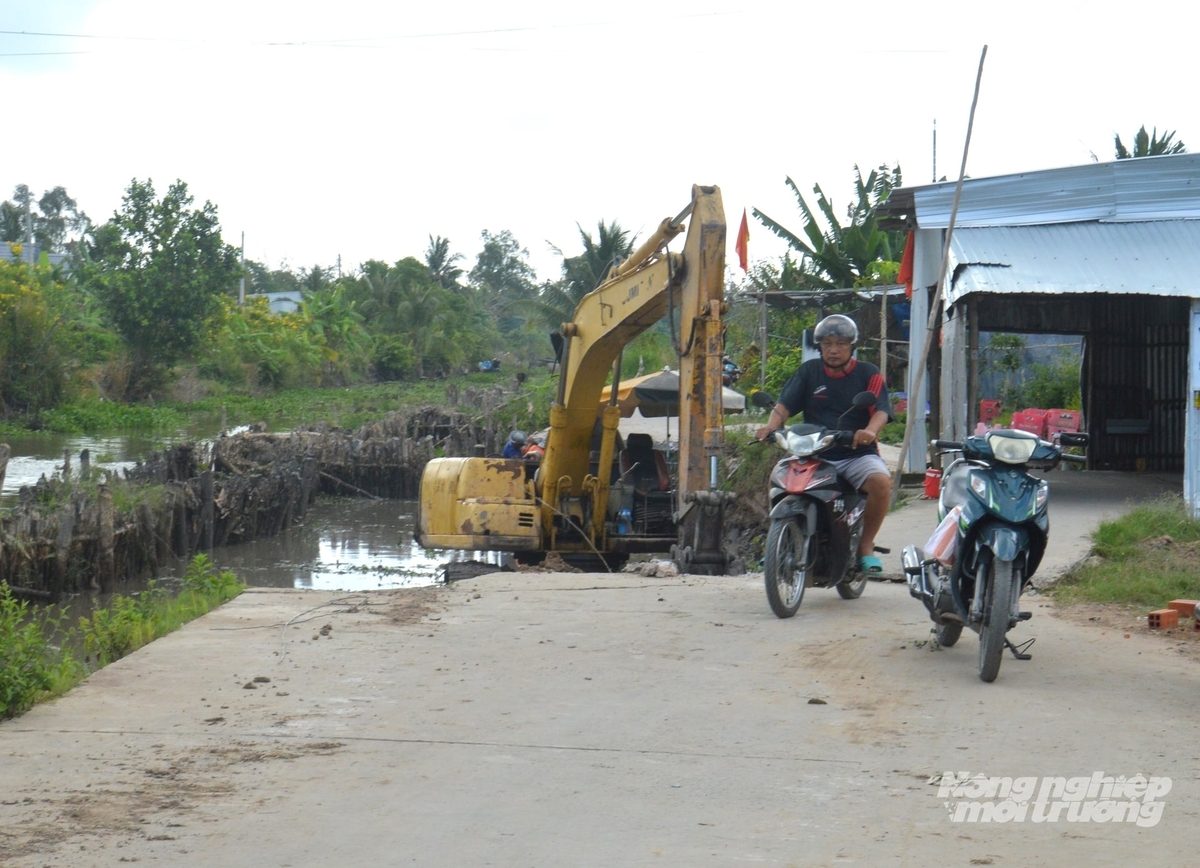 An Giang yêu cầu các địa phương rà soát các tuyến đường bị sạt lở, có nguy cơ mất an toàn, bố trí cảnh báo và khắc phục tạm thời để bảo đảm việc di chuyển, tạo điều kiện cho cử tri đến các điểm bầu cử an toàn, thuận lợi. Ảnh: Trung Chánh.