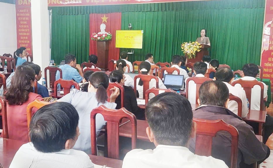 El Comité Popular de la comuna de Vinh Thuan Dong celebró una conferencia para asignar objetivos para el desarrollo socioeconómico y garantizar la defensa y la seguridad nacionales en 2026. Foto: Van Vu. UBND xã Vĩnh Thuận Đông tổ chức hội nghị giao chỉ tiêu phát triển kinh tế - xã hội, đảm bảo quốc phòng, an ninh năm 2026. Ảnh: Văn Vũ.