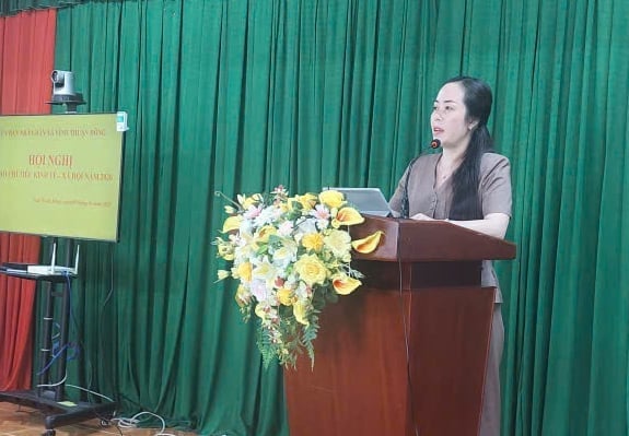 La Sra. Dao Thi Loan Anh, presidenta del Comité Popular de la comuna de Vinh Thuan Dong, interviene en la conferencia. Foto: Van Vu. Bà Đào Thị Loan Anh, Chủ tịch UBND xã Vĩnh Thuận Đông phát biểu tại hội nghị. Ảnh: Văn Vũ.