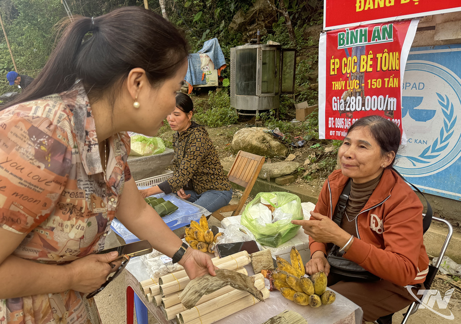 Chị Dương Thị Vượng bán bánh chuối cho khách du lịch tham quan  
hồ Ba Bể.