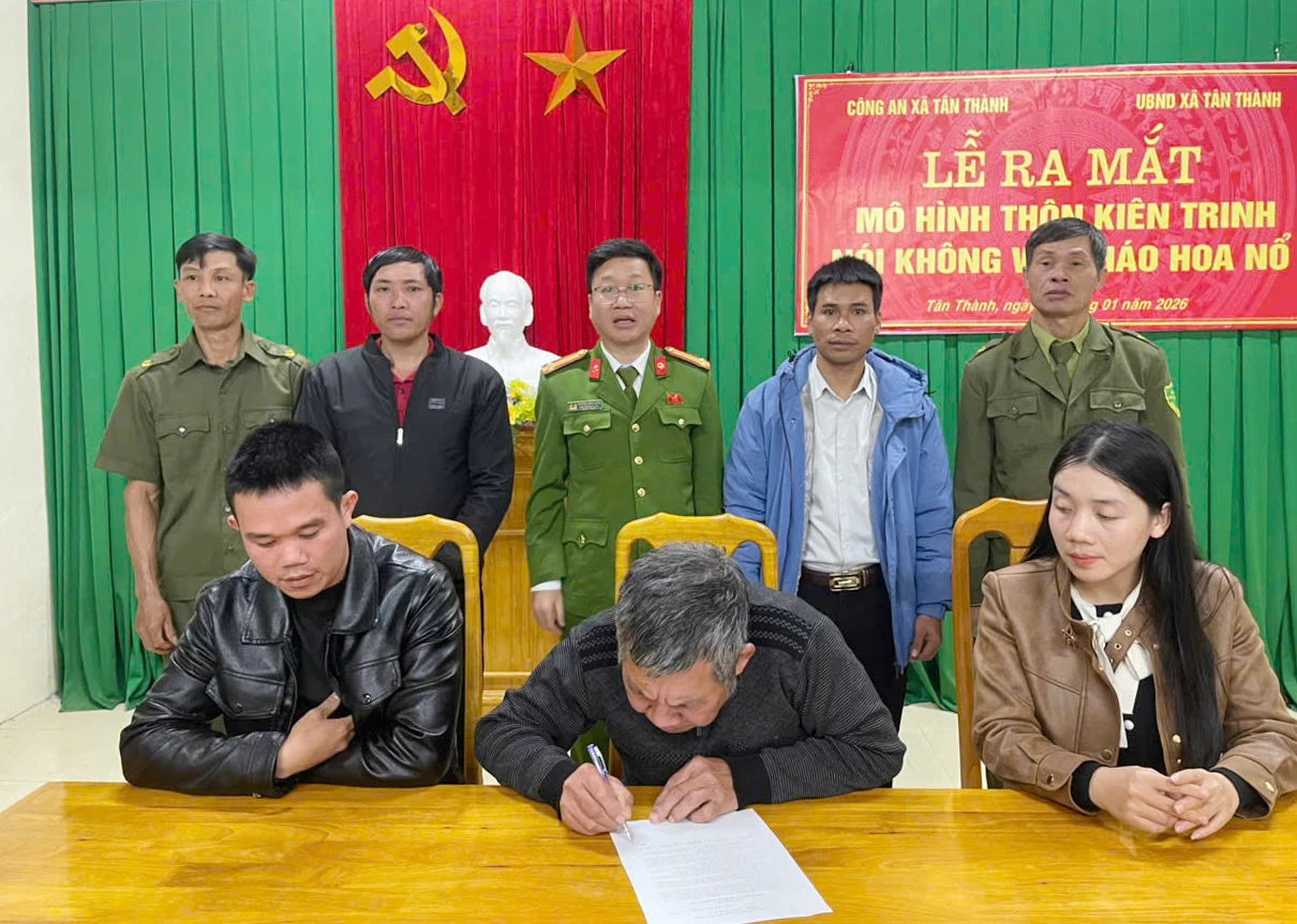 Villagers in Kien Trinh hamlet sign a pledge not to transport, store, buy, sell, or use fireworks illegally - Photo: X.V