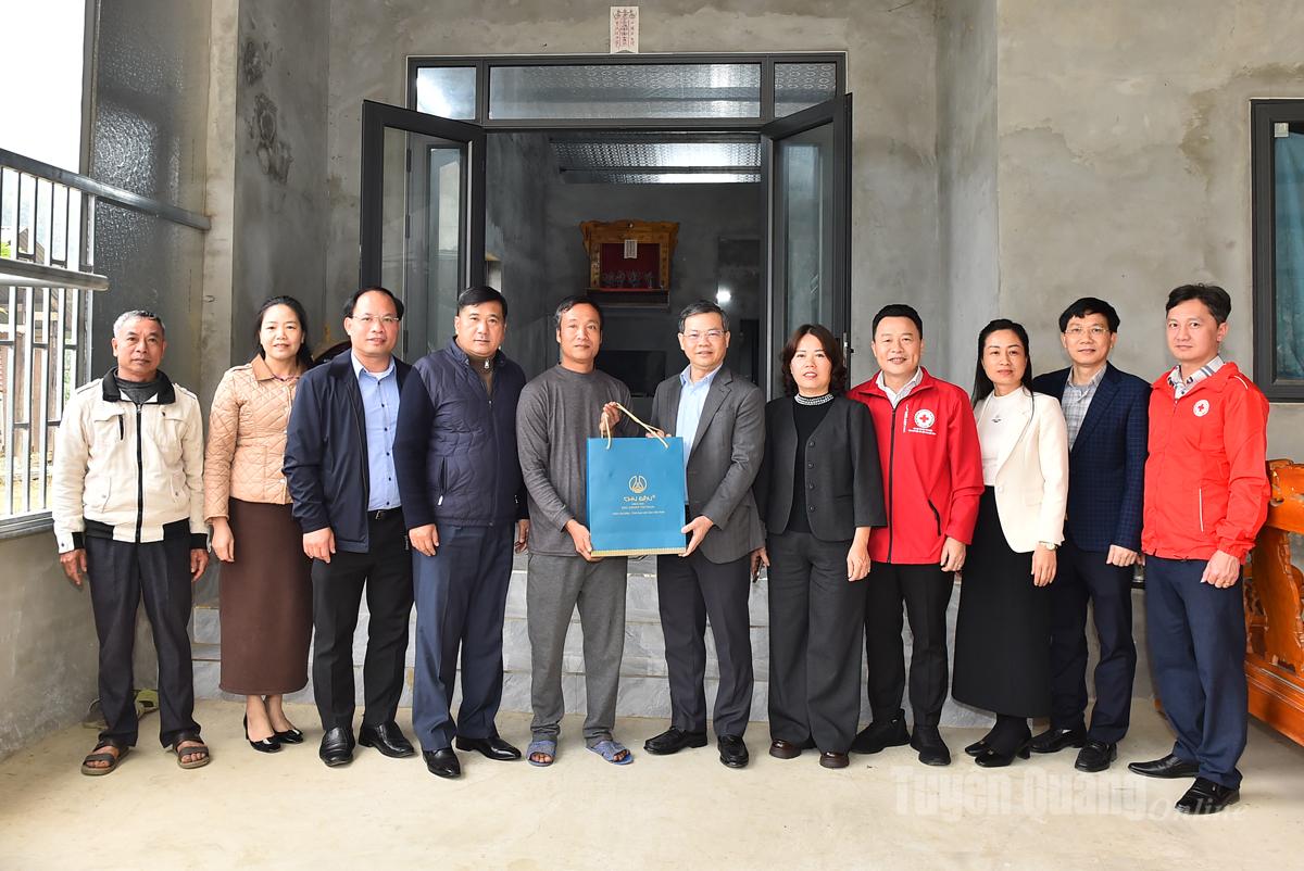 Đồng chí Chủ tịch HĐND tỉnh Nguyễn Văn Sơn tặng quà gia đình ông Lương Văn Tuyến.