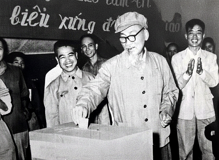 Lần đầu trưng bày chiếc thẻ cử tri cuối cùng của Bác Hồ - Ảnh 1.