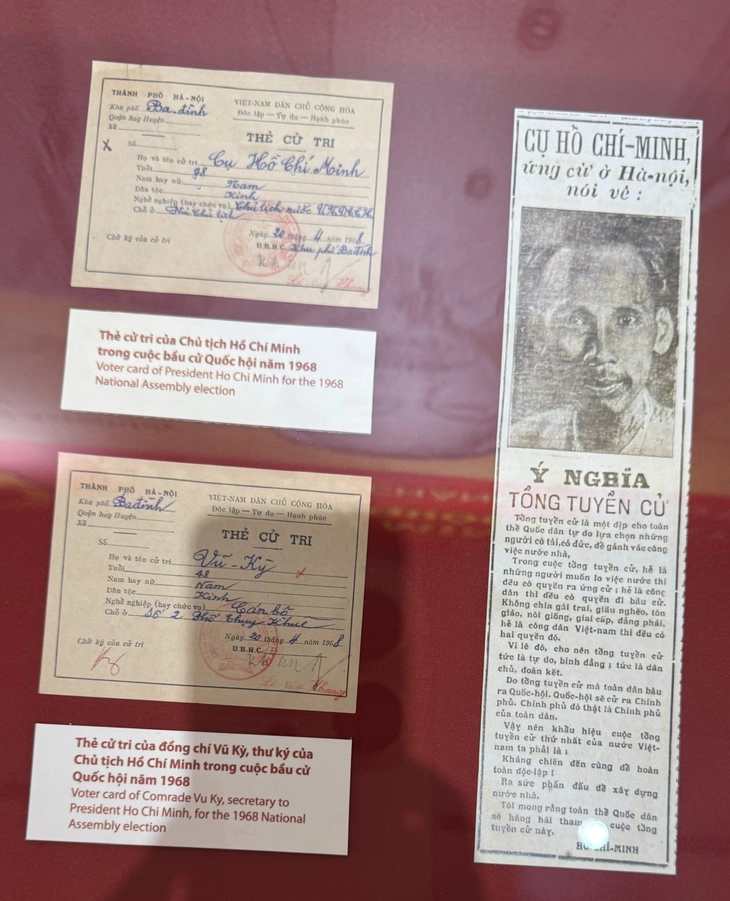 La prima volta che la tessera elettorale del presidente Ho Chi Minh è stata esposta durante le sue ultime elezioni per l'Assemblea nazionale - Foto 3. Bác Hồ - Ảnh 4.
