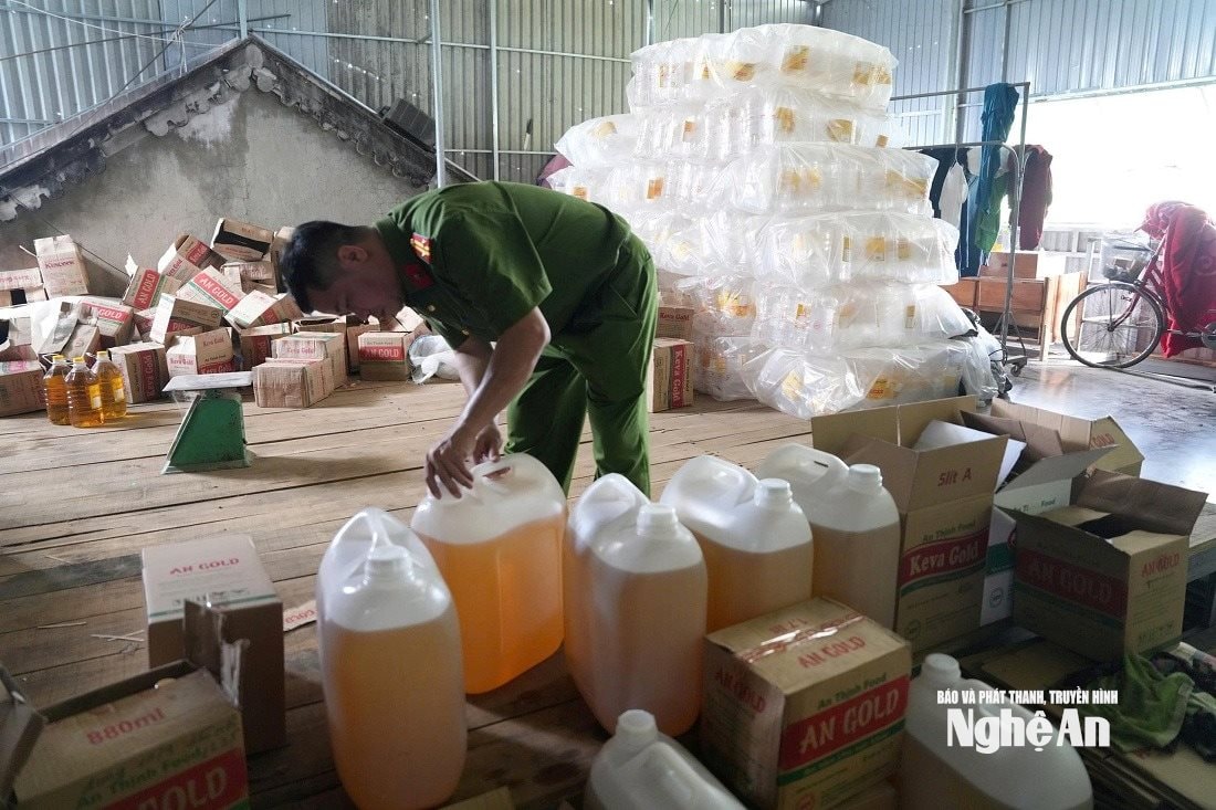 Le autorità hanno sequestrato 3.934 cartoni (lattine) di olio vegetale da cucina a marchio Keva Gold.