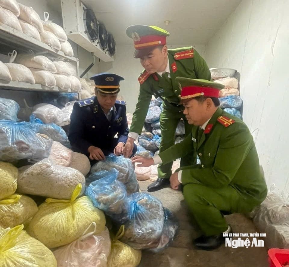 La squadra n. 10 del Dipartimento di Gestione del Mercato, in coordinamento con altre unità operative, ha ispezionato e scoperto un deposito contenente 1.000 kg di pelle di maiale di origine sconosciuta nel comune di Hung Nguyen.