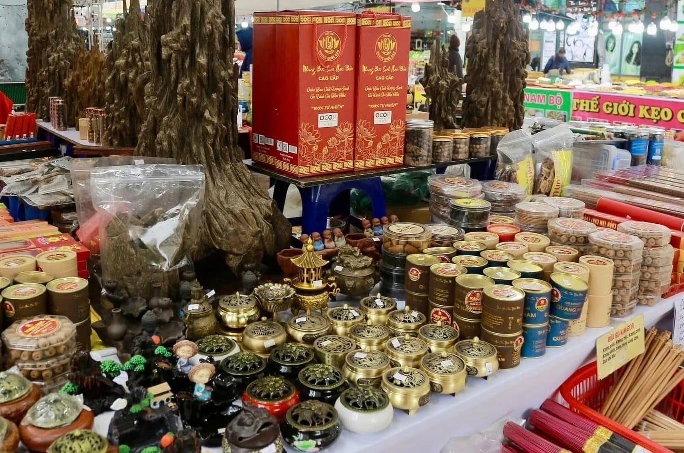 На прилавках представлен широкий ассортимент продукции, сертифицированной по стандарту OCOP, изделий ручной работы, традиционных деревенских товаров, а также характерных сельскохозяйственных продуктов и продуктов питания из многих регионов страны. Фото: Вьет Ань.