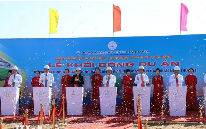 Delegados realizam a cerimônia de lançamento do projeto de reassentamento para a usina nuclear de Ninh Thuan 1. (Foto: Cong Thu/VNA) Các đại biểu thực hiện nghi thức khởi động dự án di dân tái định cư nhà máy điện hạt nhân Ninh Thuận 1. (Ảnh: Công Thử/TTXVN)