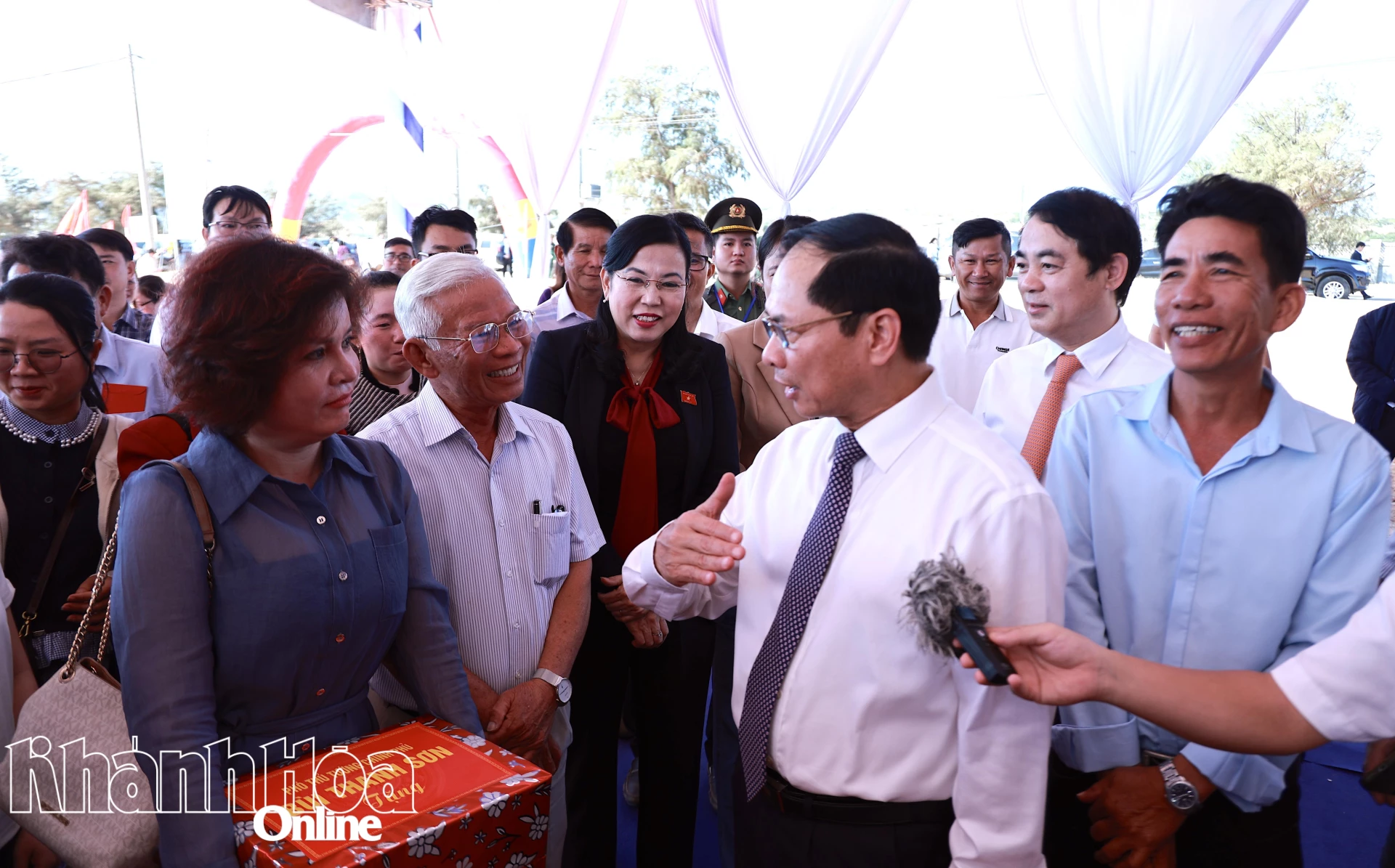 Phó Thủ tướng Chính phủ Bùi Thanh Sơn trò chuyện với người dân vùng dự án.