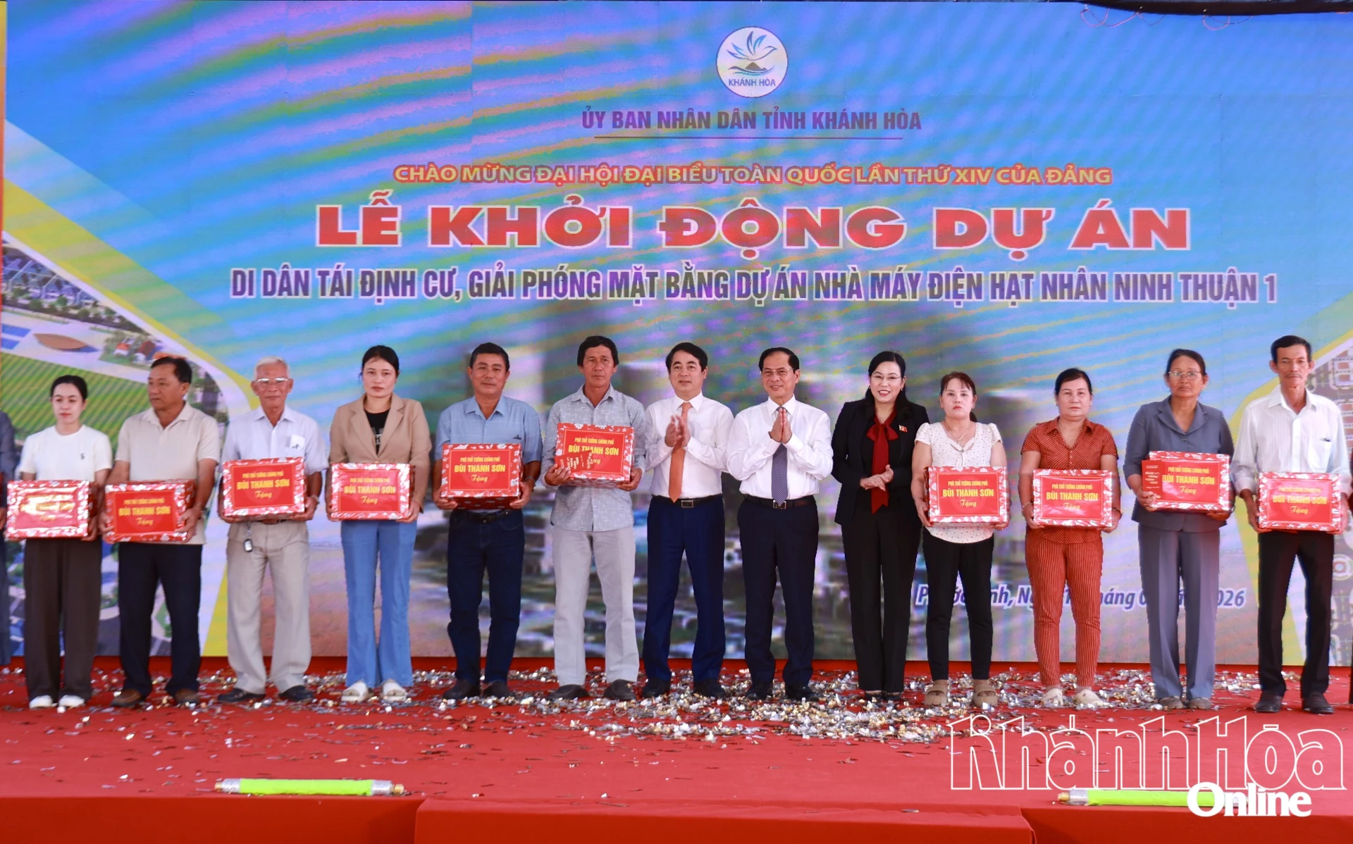 Lãnh đạo Chính phủ và lãnh đạo tỉnh tặng quà cho người dân trong vùng dự án.