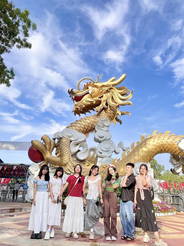 Đồng Nai đón trên 5,2 triệu lượt khách năm 2025, doanh thu gần 4 ngàn tỉ đồng - Ảnh 1.