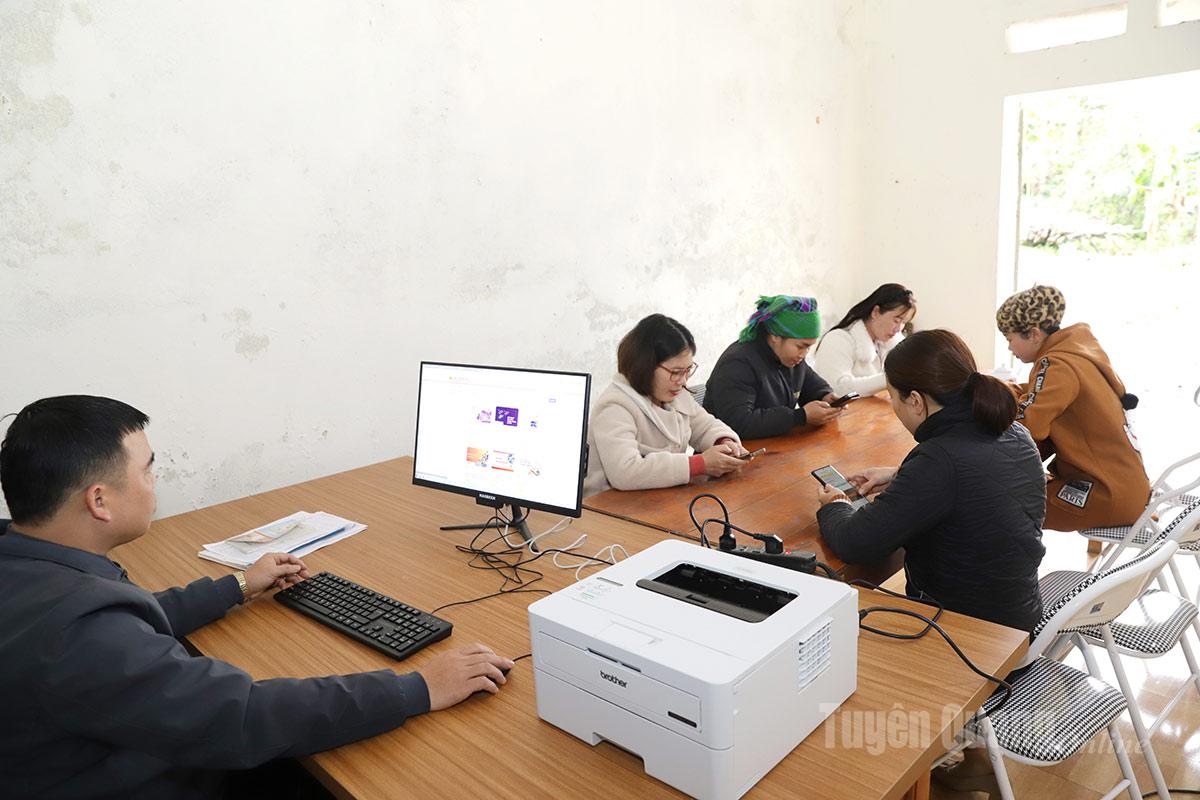 اعضای تیم فناوری دیجیتال جامعه در کمون، نحوه استفاده از کامپیوتر و چاپگر را به مسئولان روستا آموزش می‌دهند.