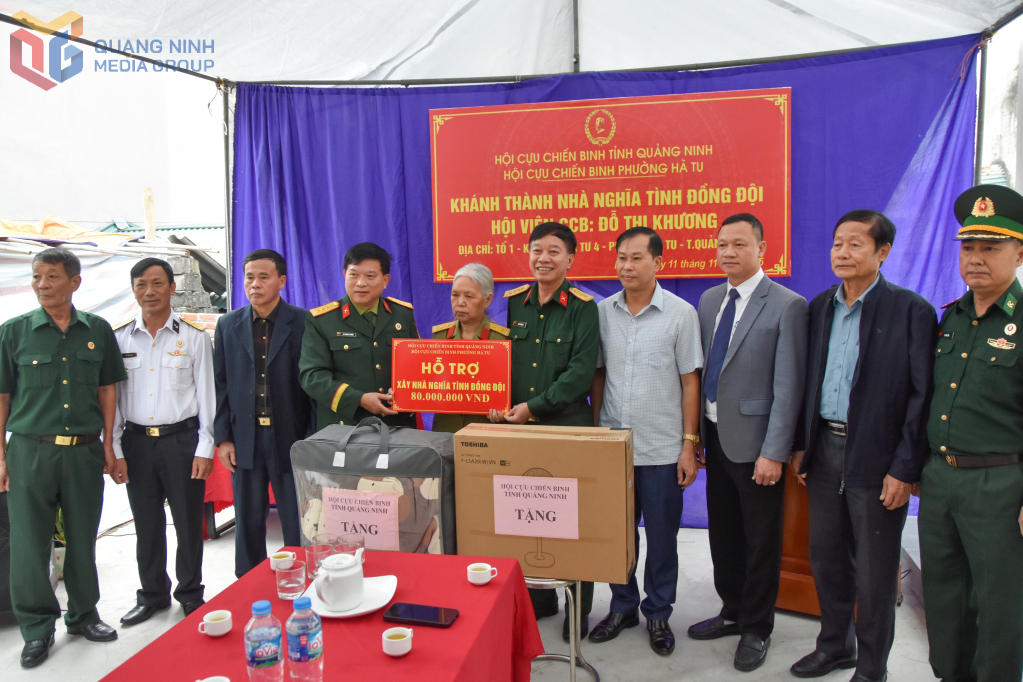 L'Associazione provinciale dei veterani ha offerto un aiuto finanziario per la costruzione di una casa e dei doni alla veterana socia Do Thi Khuong (circoscrizione di Ha Tu).