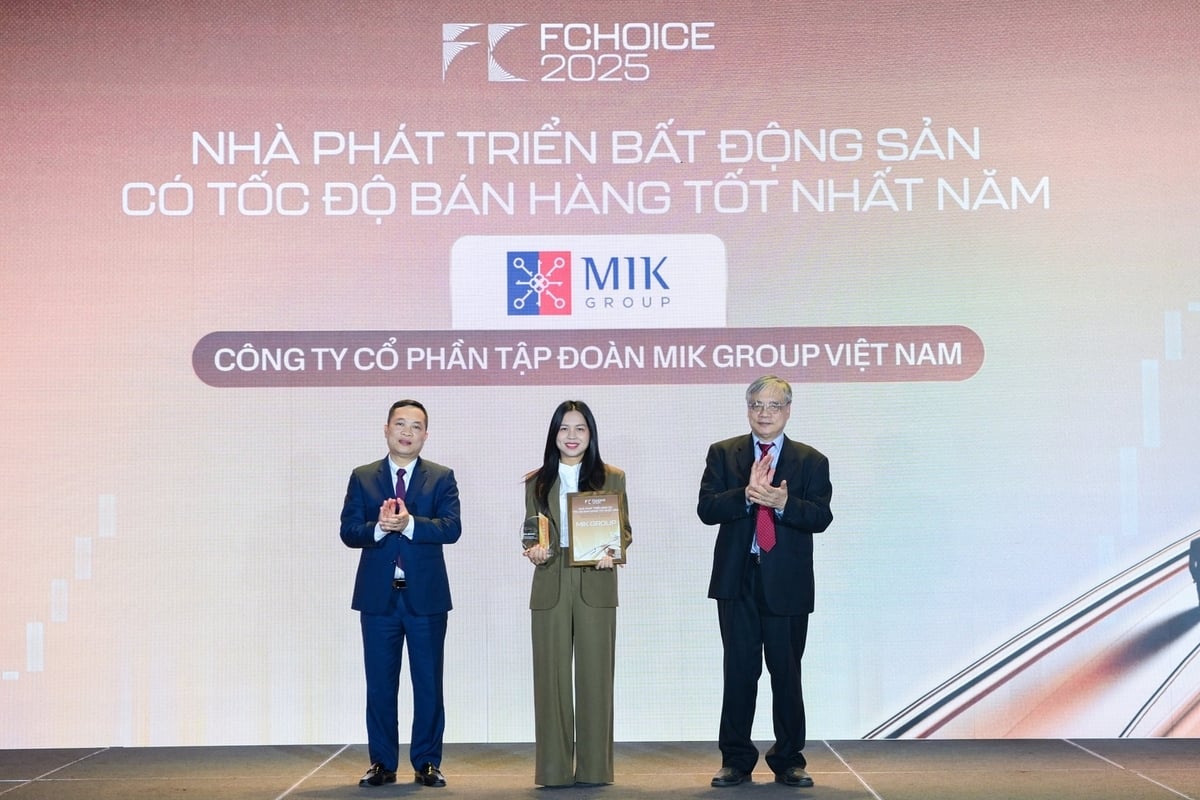 Đại diện MIK Group nhận giải thưởng 'Nhà phát triển bất động sản có tốc độ bán hàng tốt nhất năm'. Ảnh: MIK Group.