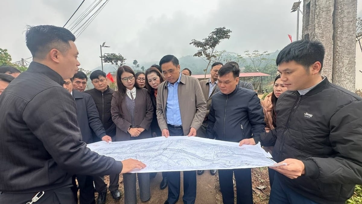 Lãnh đạo xã Phúc Khánh, Lào Cai báo cáo công tác tái thiết khôi phục sản xuất tại Làng Nủ với Thứ trưởng Nguyễn Quốc Trị và đoàn công tác. Ảnh: Bích Hợp.
