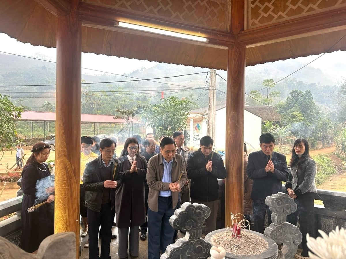 Thứ trưởng Nguyễn Quốc Trị và đoàn công tác của Bộ Nông nghiệp và Môi trường dâng hương tại nhà tưởng niệm các nạn nhân ở Làng Nủ. Ảnh: Bích Hợp.
