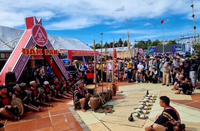 Dak Lak sta gradualmente attraversando una trasformazione digitale per avvicinare la cultura degli Altipiani Centrali a un pubblico più ampio. Foto: Culture Newspaper. Đắk Lắk đã từng bước chuyển đổi số để đưa văn hóa Tây Nguyên tới với nhiều người dân hơn. Ảnh: Báo Văn hóa.