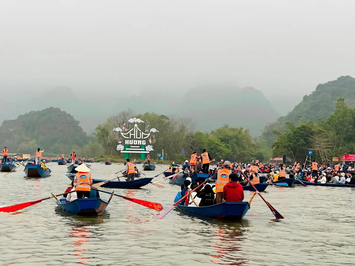 ハノイ：フォンパゴダ祭り - ベトナムの文化と伝統を紹介する観光地 - 写真 2。