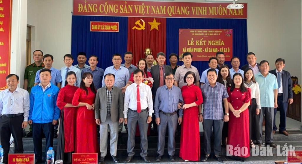 Các đại biểu tham dự buổi lễ chụp ảnh lưu niệm.