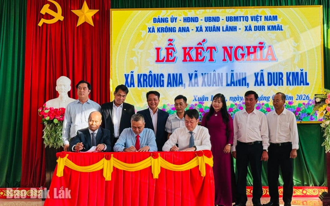 Các địa phương thực hiện nghi thức ký kết biên bản ghi nhớ.